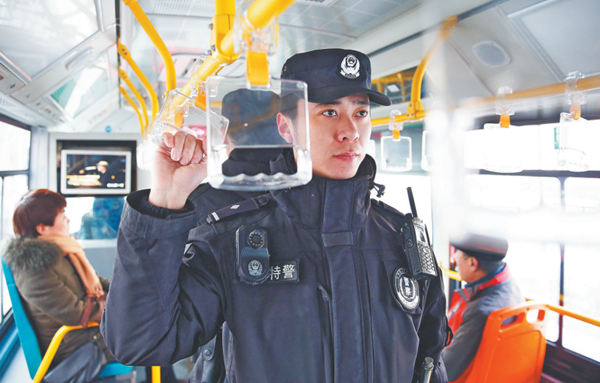 淄博特警巡邏走上公交車(chē)
